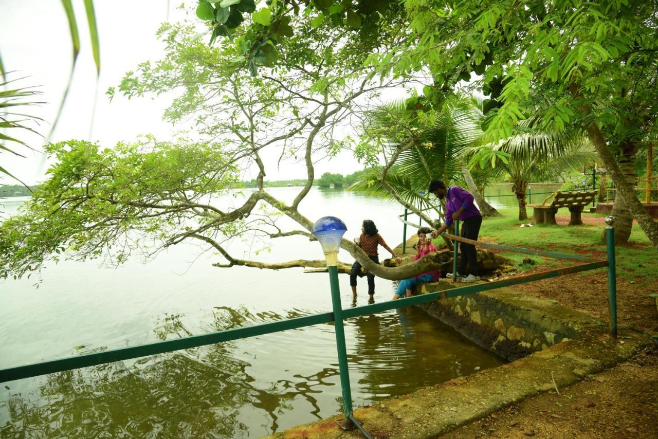 Lake N River Resort Munroe Island Mundrothuruth Exterior foto